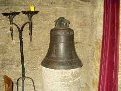 La cloche visible dans la salle prinicipale.