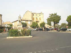 Le rond point au centre du village, passage oblig pour aller dans le vieux Gordes